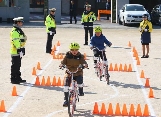 7일 오전 서울 재동초등학교에서 열린 ‘어린이 교통사고 제로(ZERO) 캠페인’ 행사에서 어린이들이 자전거 운전 면허 시험을 보고 있다. /송은석기자