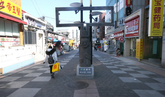 ‘사드 여파’로 한산해진 제주 바오젠 거리./연합뉴스