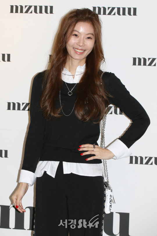 윤소이가 7일 열린 엠주(MZUU) 쇼룸에서 그랜드 오프닝 기념 포토월 행사에서 포토타임을 갖고 있다.