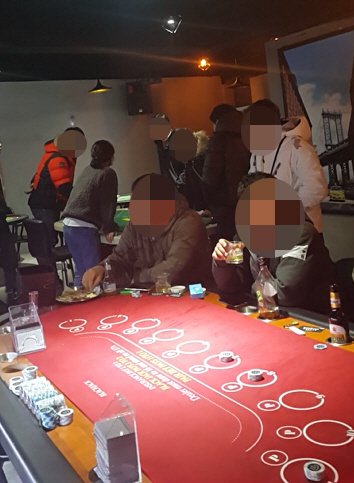 경찰이 지난달 말 울산 남구에 위치한 일명 ‘카지노 술집’을 단속하고 있다. /사진제공=울산 남부경찰서