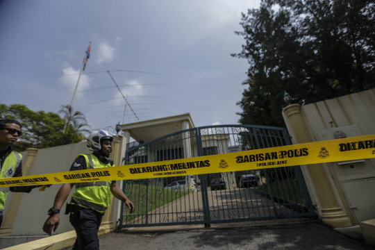 북한과 말레이시아가 김정남 암살사건을 놓고 대립하는 가운데 7일 말레이시아 경찰이 쿠알라룸푸르 북한대사관을 한때 봉쇄하고 있다./쿠알라룸푸르=EPA연합뉴스