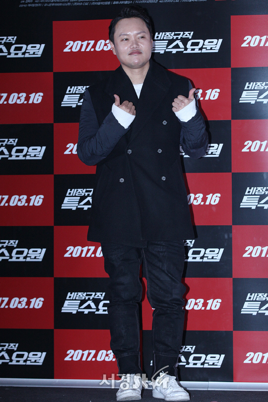 배우 김민교가 8일 오후 서울 행당동 왕십리 CGV에서 열린 영화 ‘비정규직 특수요원’ 언론시사회에 참석해 포토타임을 갖고 있다.