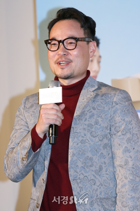 김형협 감독이 8일 열린 영화 ‘아빠는 딸’ 제작보고회에서 인사말을 하고 있다.
