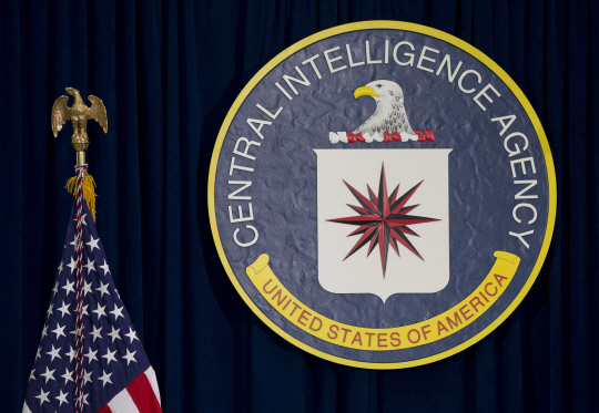 CIA 본사에 CIA를 상징하는 휘장이 걸려있다. /랭글리=AP연합뉴스