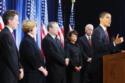 지난 2008년 11월 버락 오바마(오른쪽) 미국 대통령 당선인이 인수위원회 위원들과 함께 차기 경제팀 인선발표 기자회견을 하고 있다. /AP연합뉴스