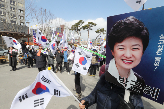 '헌재는 탄핵 각하해야' 전주서 호남 첫 태극기집회 열려