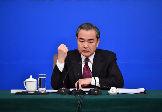 (170308)  BEIJING, March 8, 2017 (Xinhua)  Chinese Foreign Minister Wang Yi answers questions on China‘s foreign policy and foreign relations at a press conference for the fifth session of the 12th National People’s Congress in Beijing, capital of China, March 8, 2017. (Xinhua/Li Xin)(zhs)      <저작권자(c) 연합뉴스, 무단 전재-재배포 금지>