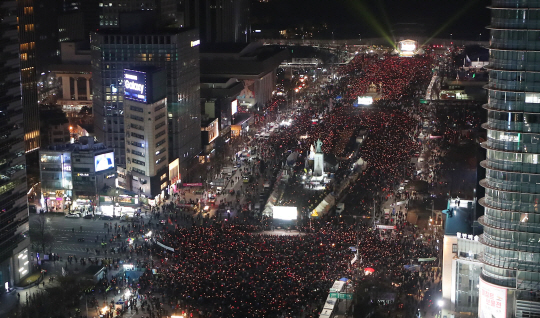 지난 4일 오후 서울 광화문광장에서 박근혜 대통령 탄핵 촉구 집회가 진행되고 있다. /연합뉴스