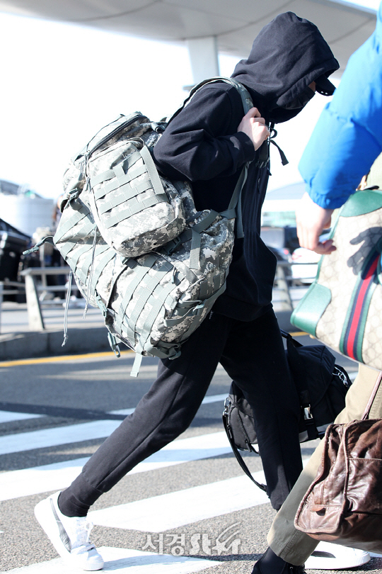 방탄소년단 정국이 9일 오전 해외일정 차 인천공항을 통해 출국하고있다.