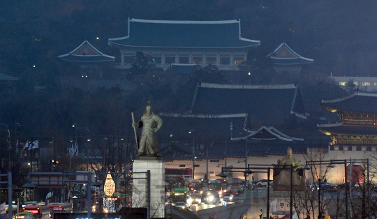 헌법재판소는 박근혜 대통령의 탄핵선고기일을 10일 오전 11시라고 밝혔다. 8일 오후 세종대로 뒤로 보이는 청와대에 적막이 흐르고 있다./이호재기자.