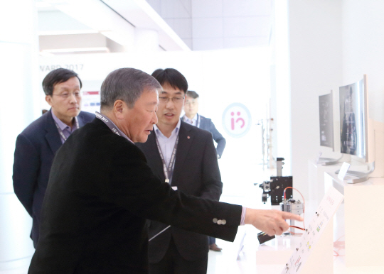 8일 서울 양재동 LG전자 서초 R&D캠퍼스에서 열린 ‘연구개발성과보고회’에서 구본무(왼쪽 두번째) LG 회장이 카메라 모듈 연구 성과를 살펴보고 있다. /사진제공=LG