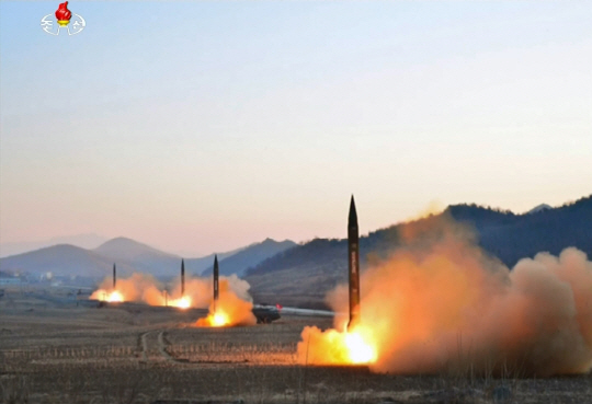 미국은 북한과의 대화 이전에 도발 억제와 관련된 의미 있는 행동들이 있어야 한다고 주장했다. 사진은 지난 6일 시행한 4발의 탄도미사일 발사 훈련 사진./연합뉴스