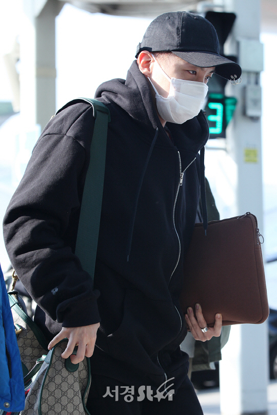방탄소년단 제이홉이 9일 오전 해외일정 차 인천공항을 통해 출국하고있다.