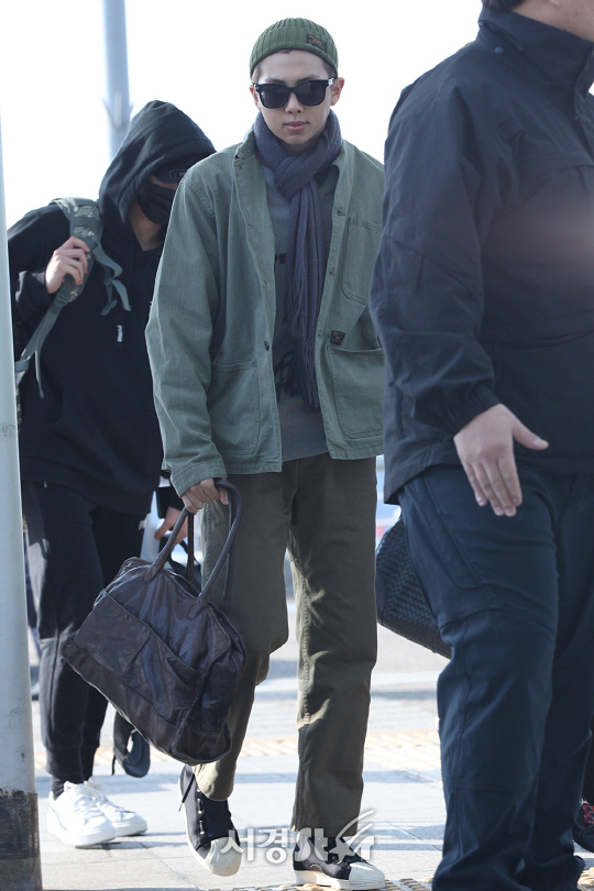 방탄소년단 랩몬스터가 9일 오전 해외일정 차 인천공항을 통해 출국하고있다.