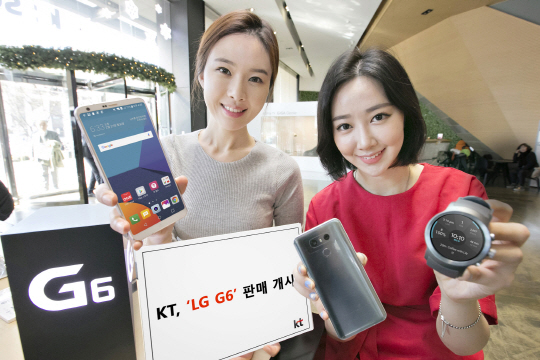 KT가 10일부터 전국 KT매장 및 직영 온라인 KT 올레샵에서 ‘LG G6’ 판매를 시작한다. KT 모델이 G6를 들고 요금제를 소개하고 있다. /사진제공=KT