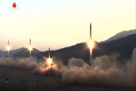 북한이 지난 6일 동창리 일대에서 탄도미사일 4발을 발사하고 있다. 요미우리신문에 따르면 일본 방위성은 이 탄도미사일이 사거리 1,000㎞의 ‘스커드 ER’인 것으로 분석했다.         /AFP연합뉴스