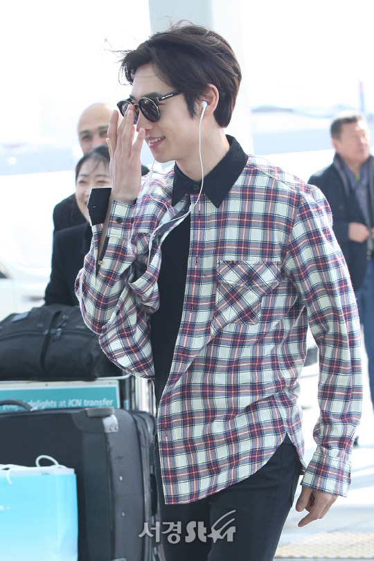 배우 이제훈이 9일 오후 해외 프로모션 일정차 인천공항을 통해 싱가포르로 출국하고 있다.