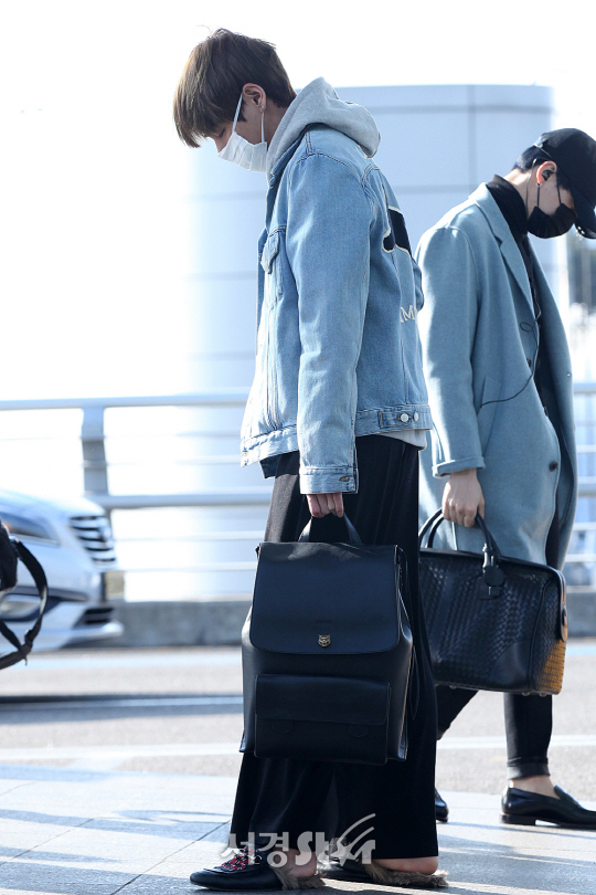 방탄소년단 뷔가 9일 오전 해외일정 차 인천공항을 통해 출국하고있다.