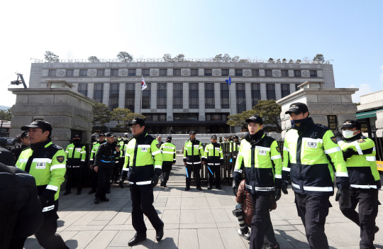 박근혜 대통령 탄핵심판 선고를 하루 앞둔 9일 오전 서울 종로구 재동 헌법재판소 앞이 경찰 버스로 둘러싸여 지며 경비가 강화되고 있다. /연합뉴스