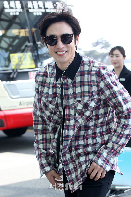 배우 이제훈이 9일 오후 해외 프로모션 일정차 인천공항을 통해 싱가포르로 출국하고 있다.