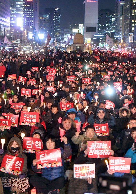 박근혜 대통령 탄핵심판 사건의 선고를  하루 앞두고 있는 9일 저녁 광화문광장에 모인 시민들이 대통령 탄핵 구호를 외치고 있다./이호재기자.