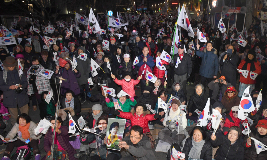 박근혜 대통령 탄핵심판 선고를 하루 앞둔 9일 오전 서울 종로구 재동 헌법재판소 인근에서 탄핵을 반대하는 보수 단체들이 집회를 갖고 있다./송은석기자