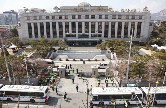 박근혜 대통령 탄핵심판 선고를 하루 앞둔 9일 오후 서울 종로구 재동 헌법재판소 인근 도로가 경찰 버스와 병력으로 붐비고 있다.  /연합뉴스
