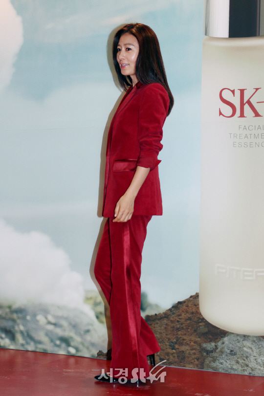 김희애가 9일 열린 SK-II 출시를 기념하는 포토월 행사에서 포즈를 취하고 있다.