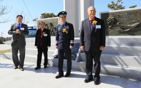9일 오전 제주 서귀포시 안덕면 제주항공우주박물관에서 열린 ‘’전쟁고아의 아버지‘ 딘 헤스(Dean E. Hess) 미 공군 대령 기념비 제막식’에서 참석자들이 기념비 주변을 둘러보고 있다.