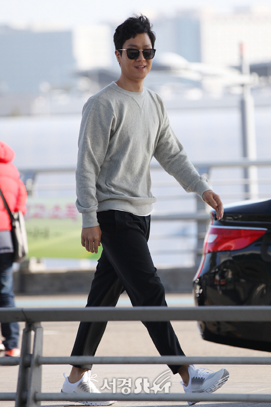 배우 정우가 9일 오후 해외 일정차 인천공항을 통해 출국하고 있다.