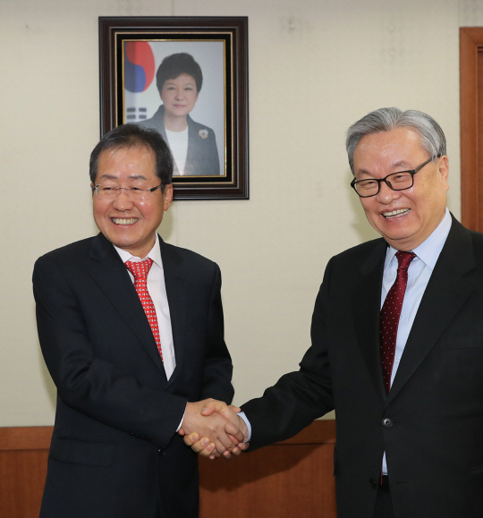 홍준표(왼쪽) 경남지사가 9일 오전 서울 여의도 자유한국당 당사를 찾아 인명진 한국당 비상대책위원장과 악수를 하고 있다. /연합뉴스