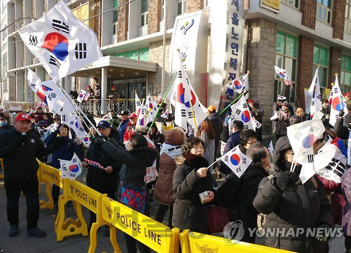 헌법재판소 앞 태극기 집회 참가자들/연합뉴스