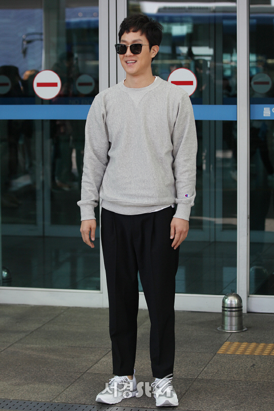 배우 정우가 9일 오후 해외 일정차 인천공항을 통해 출국하고 있다.