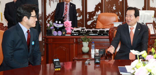 정세균(오른쪽) 국회의장이 9일 오전 국회 의장실을 찾은 정병국 바른정당 대표와 논의하고 있다.    /연합뉴스