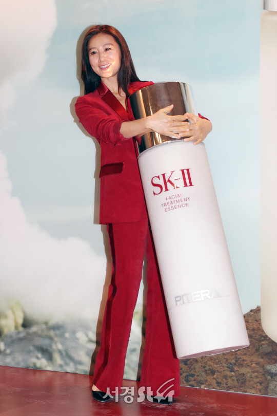 김희애가 9일 열린 SK-II 출시를 기념하는 포토월 행사에서 포즈를 취하고 있다.