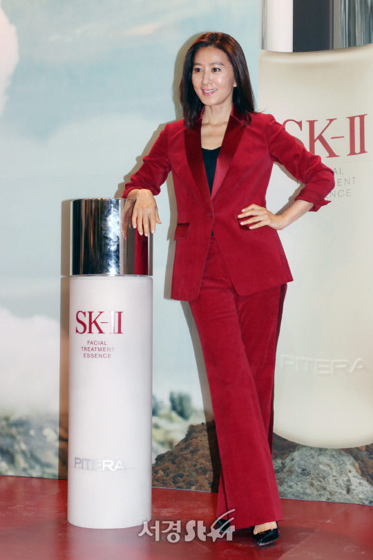 김희애가 9일 열린 SK-II 출시를 기념하는 포토월 행사에서 포즈를 취하고 있다.