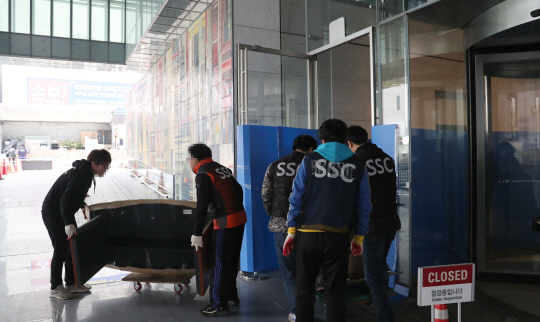 지난 5일 삼성전자 서초사옥에서  운송업체 직원들이 2월28일 해체한 미래전략실 이삿짐을 옮기고 있다.  /연합뉴스