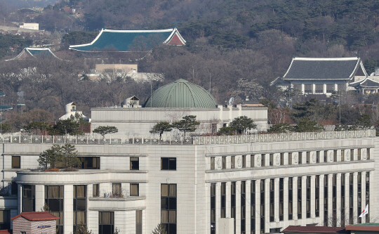 박근혜 대통령 탄핵 심판일인 10일 오전 서울 헌법재판소 뒤로 청와대가 보인다. / 연합뉴스