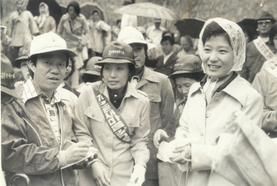 박근혜 전 대통령이 지난 1970년대 한창이던 새마을운동에 참여해 주민들을 격려하는 모습.    /연합뉴스
