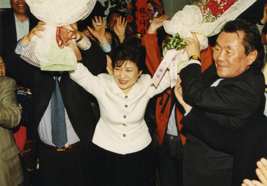 박근혜 전 대통령이 지난 1998년 4월 대구 달성군 보궐선거에서 한나라당 후보로 나와 당선돼 축하를 받고 있다.       /연합뉴스