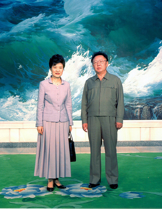 박근혜 전 대통령이 지난 2002년 5월 북한을 방문해 김정일 국방위원장과 찍은 기념사진.  /연합뉴스