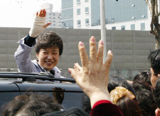 박근혜 전 대통령이 지난 2004년 총선 때 손에 붕대를 감고 유세를 하고 있다.  　      /연합뉴스