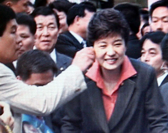 박근혜 전 대통령은 지난 2006년 서울 신촌에서 지방선거 지원유세를 하던 중 피습을 당했다.  /서울경제DB