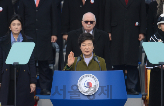 박근혜 전 대통령이 지난 2013년 2월25일 제18대 대통령 취임 선서를 하고 있다.   　 /서울경제DB