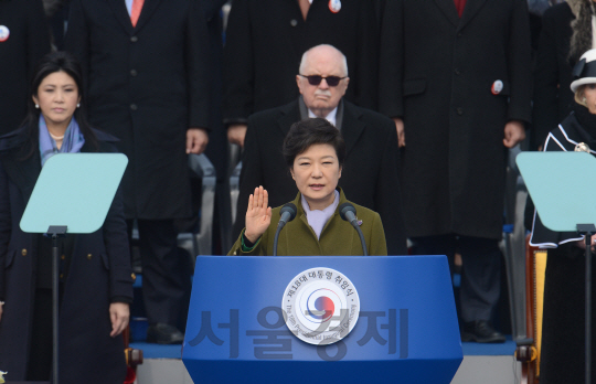 [朴대통령 탄핵] 비운의 令愛 → 정치 입문 → 선거 여왕 → 첫 여성 대통령 → 파면 불명예