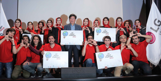 9일 이란 테헤란에 위치한 카네 하마예쉬 컨벤션 센터에서 열린 발대식에서 ‘LG 글로벌 챌린저’에 선발된 대학생들이 LG전자 이란법인장 안득수(가운데) 상무를 중심으로 손으로 LG 로고를 그리며 환하게 웃고 있다. /사진제공=LG전자