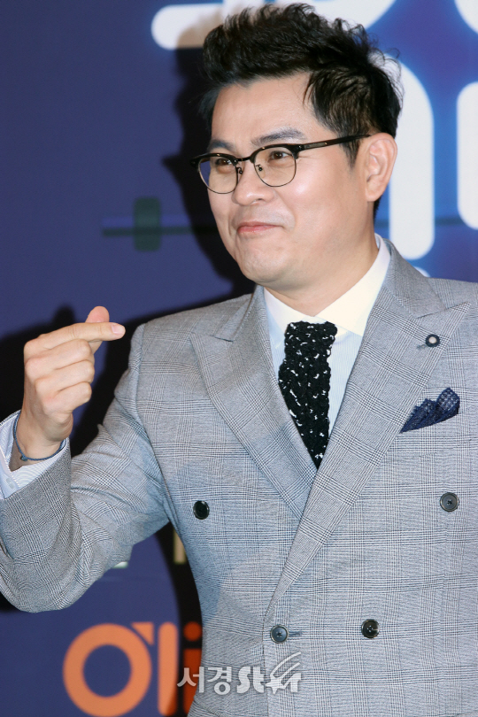 김용만이 10일 열린 올리브TV ‘요상한 식당’ 제작발표회에서 포토타임을 갖고 있다.