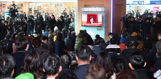 10일 오전 서울역에서 시민들이 박근혜 대통령 탄핵심판 사건 최종선고 생중계 방송을 지켜보고 있다./송은석기자songthomas@sedaily.com