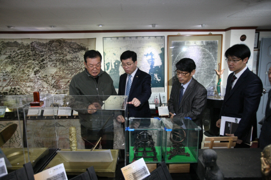 정양호(사진 왼쪽에서 두번째) 조달청장이 전통문화상품 제작업체인 옛기술과 문화를 방문해 상품들을 둘러보고 있다. 사진제공=조달청