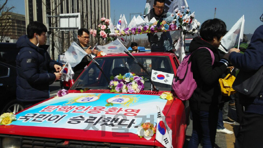 10일 오후 12시 광화문광장에서 박근혜 전 대통령의 파면을 축하하는 퍼포먼스가 열렸다./신다은기자